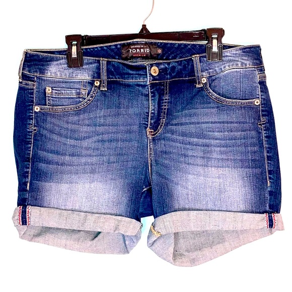 Torrid Medium Dark Wash Denim Jean Shorts Size 12 - Picture 1 of 5